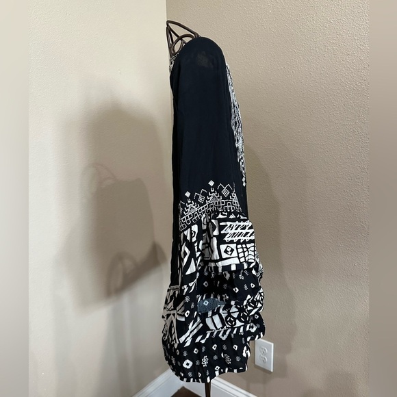 Geometric Embroidered Split Neck 3/4 Flounce Sleeve Merrow Edge Woven Tunic, EUC - Picture 6 of 8